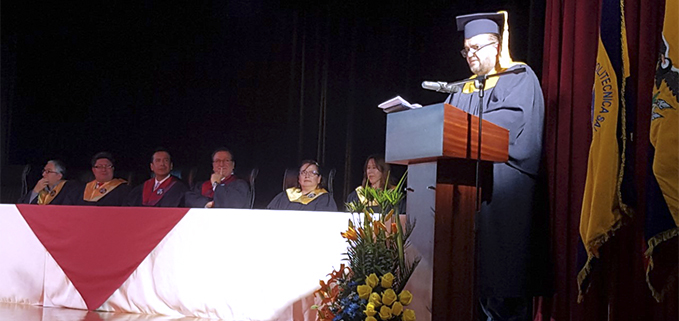 Máster Freddy Peñafiel durante el discurso en representación de los graduados y graduadas.