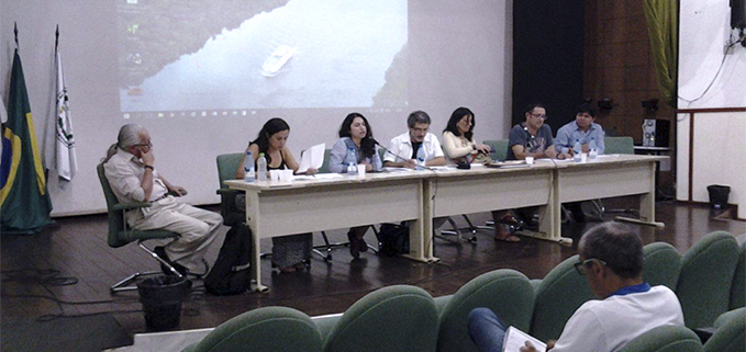 Patricio Guerrero y Lorena Campo (tercera desde la izq.) durante la presentación del libro en Manaos