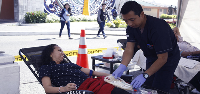 Bertha Tacuri, director of the computer engineering faculty, in the blood donation campaign.