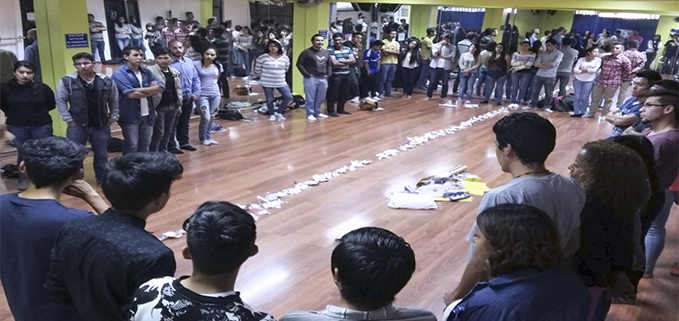 Estudiantes durante el taller lúdico artístico