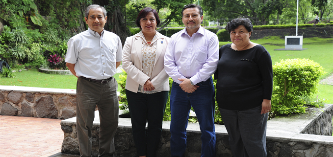 Dr. Hugo Pérez, Gerente de División de Energía de la IIE; Lcda. Nora Pérez, Coordinadora de Relaciones Internacionales de la IIE; Ing. Nelson Jara, investigador UPS; Ing. Itha Sánchez. Investigadora de IIE.