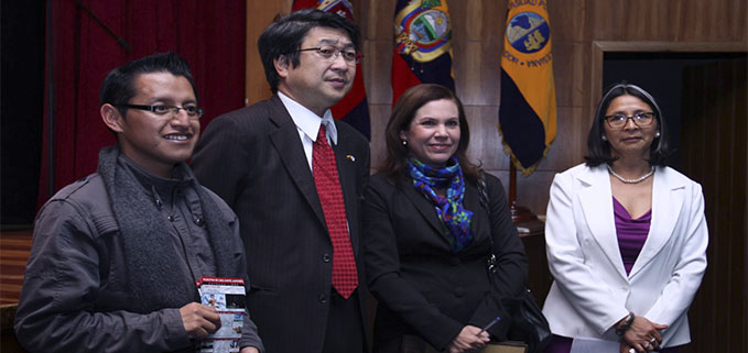 (de izq.) Representante de la Red de Cineclubes del Ecuador, Katsumi Itagaki de la Embajada de Japón, Mónica Ruiz y Laura Godoy, en el Aula Magna Fray Bartolomé de las Casas, Campus El Girón