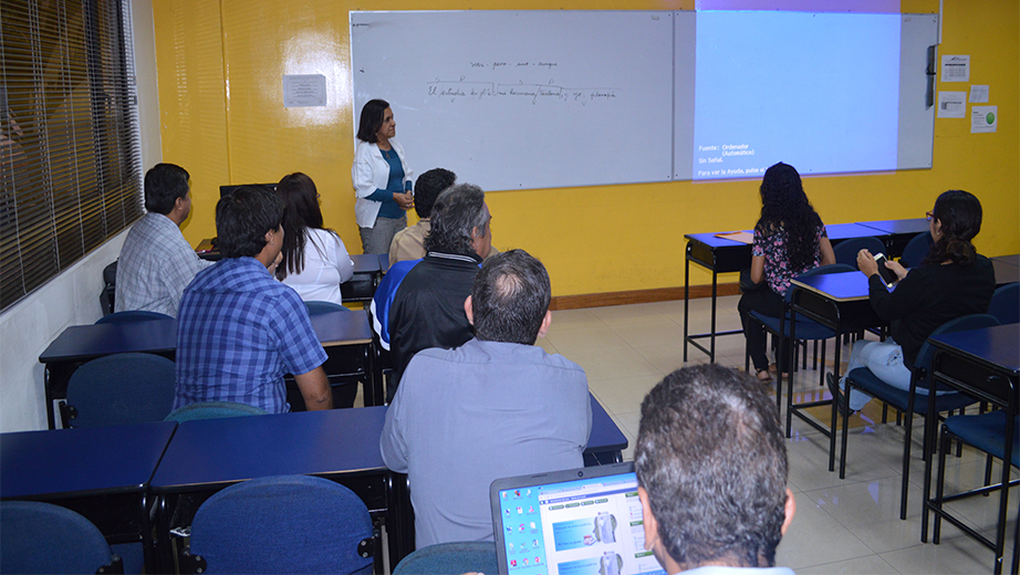 MSc. Marjorie Salgado, durante la capacitación