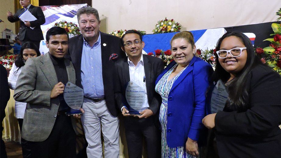 Estudiantes salesianos junto al alcalde la Guaranda Sr. Ramsses Torres Espinosa