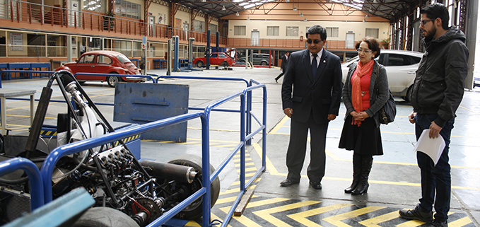 Vicerrectora de la U de Cuenca, Catalina León acompañada del Vicerrector de la UPS sede Cuenca visitando el laboratorio de Ing. Mecánica Automotriz conjuntamente con Roberto Sacoto.