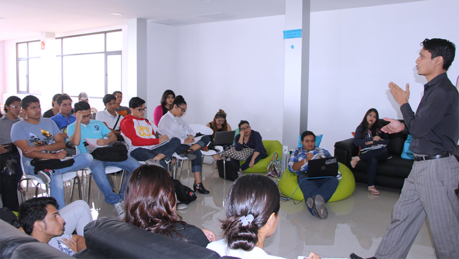 Javier Ramírez en la realización del taller