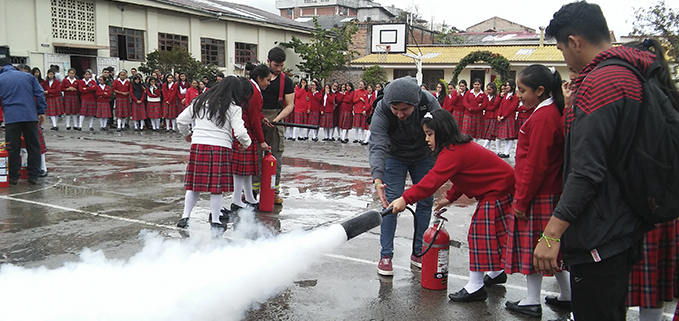 Capta a los estudiantes y docentes en una práctica con la niñas del plantel educativo Sor Teresa Valsé