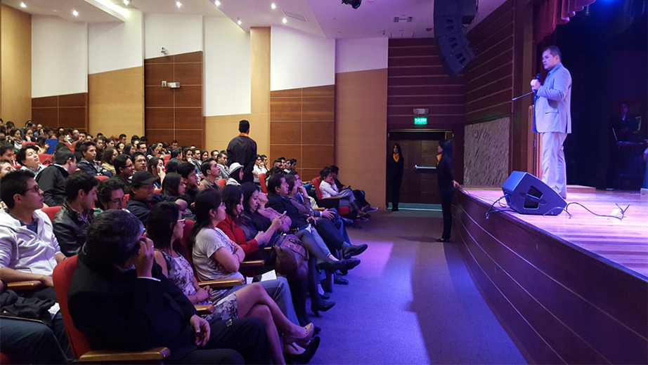 Federico González, representante de la empresa Master Businnes durante su intervención, Aula Magna, campus Sur