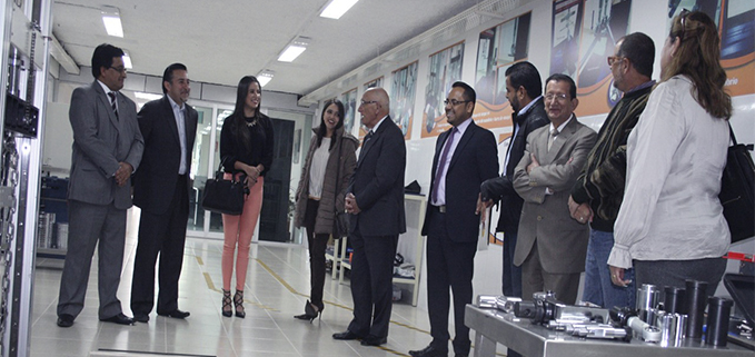 Autoridades de las dos instituciones visitando el Laboratorio de Control de la Seguridad de Bicicletas