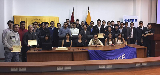 Estudiantes miembros del Capitulo PES (Power & Energy Society) de las carreras de Ingeniería Eléctrica y Electrónica de la Universidad Politécnica Salesiana sede Cuenca