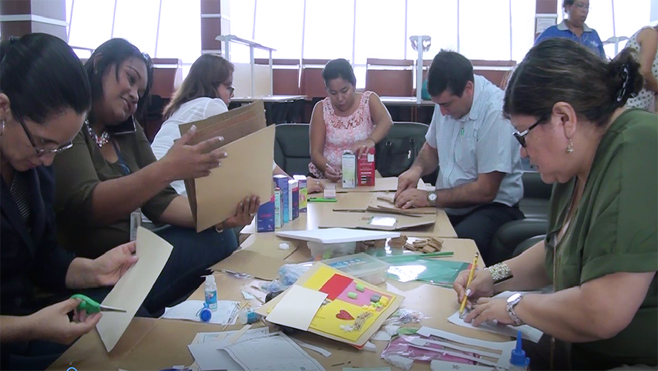 Profesores de la UPS realizando materiales didácticos