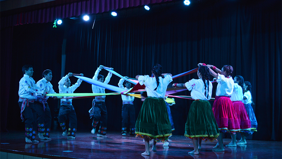 Danza de los Telares, escenificado por el grupo Ayawayra