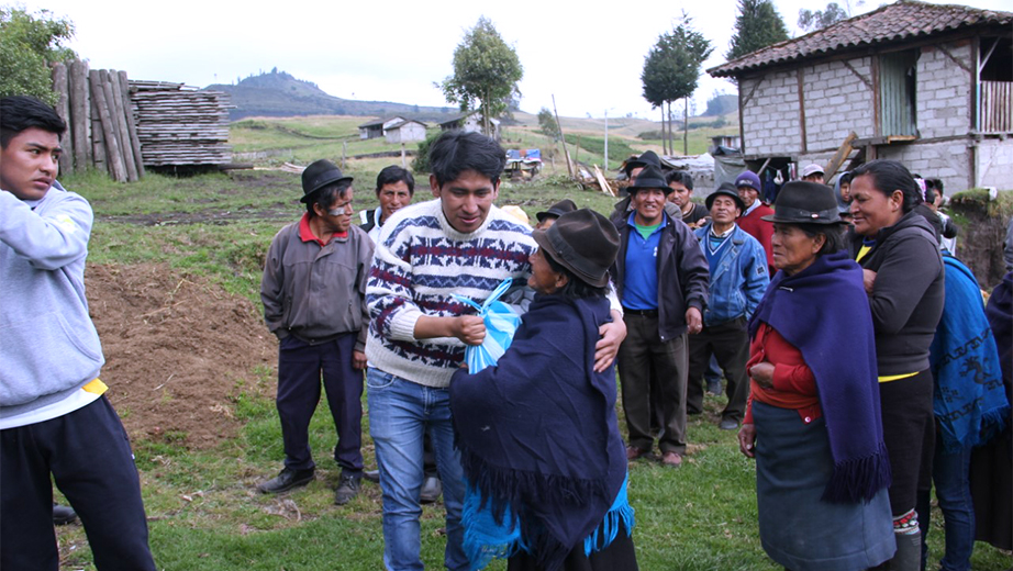 Habitants from the community of Pasa received the donations