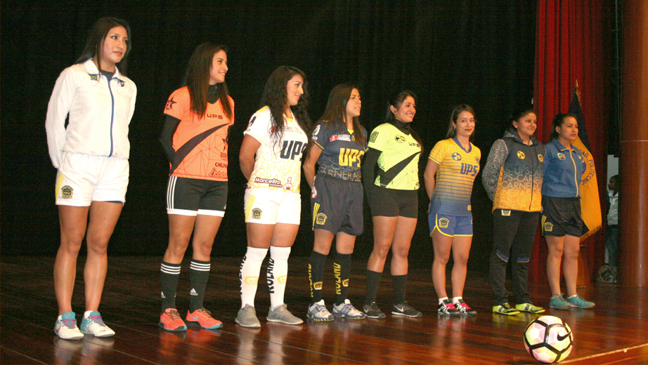 Jugadoras del plantel luciendo los nuevos uniformes de entrenamientos, alterno y oficial.