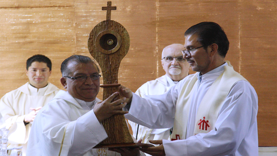 Fr. Jorge Molina hands the relic of Don Bosco to Fr. Francisco Sánchez