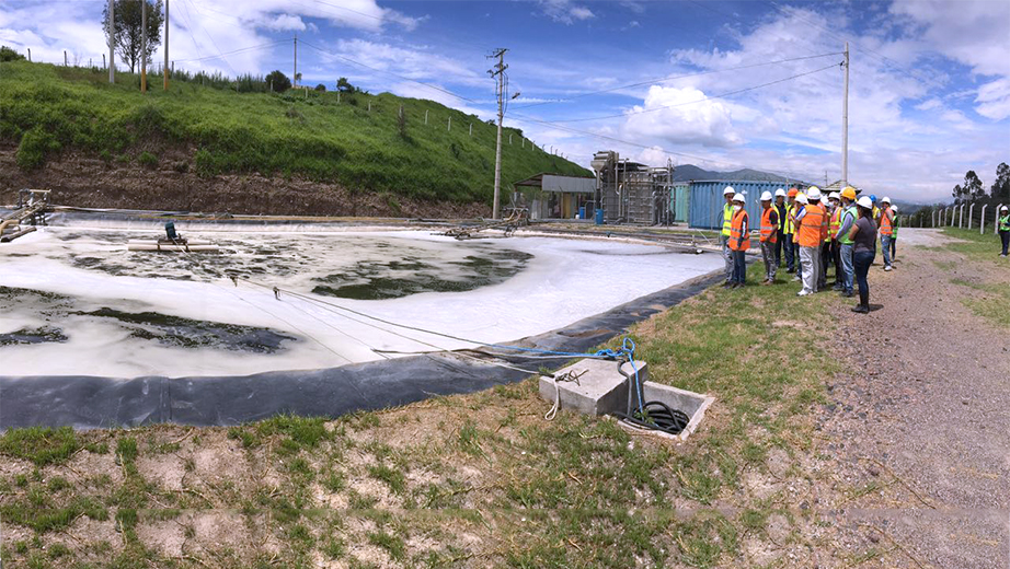 Estudiantes de la carrera Ingeniería Civil durante la visita técnica al relleno sanitario El Inga (Quito)