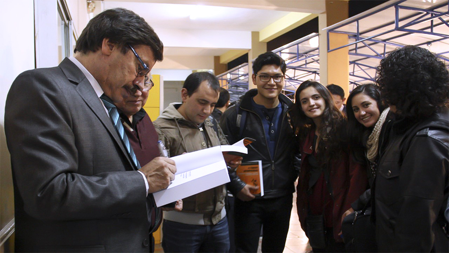 De (Izq). Hernán Hermosa firman los libros para los estudiantes presentes