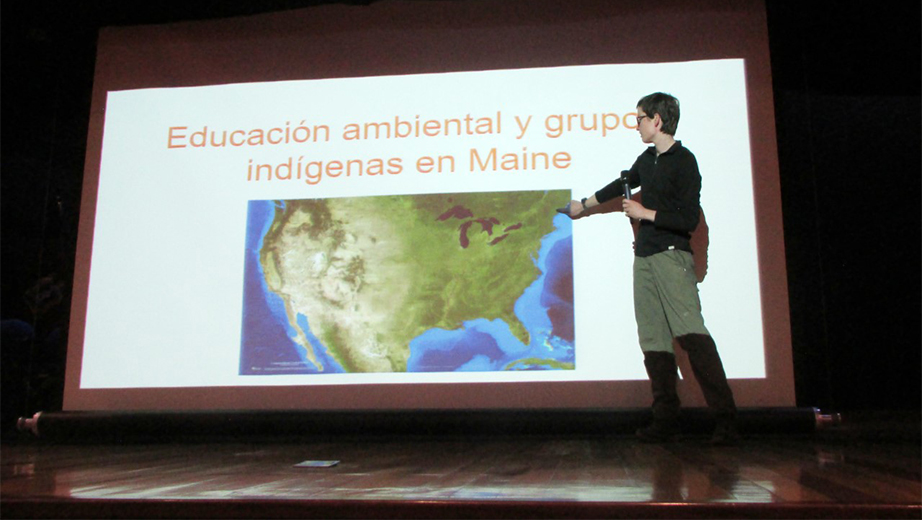 Honora Spicer (Harvard University) durante la conferencia con los estudiantes de Educación Intercultural Bilingüe