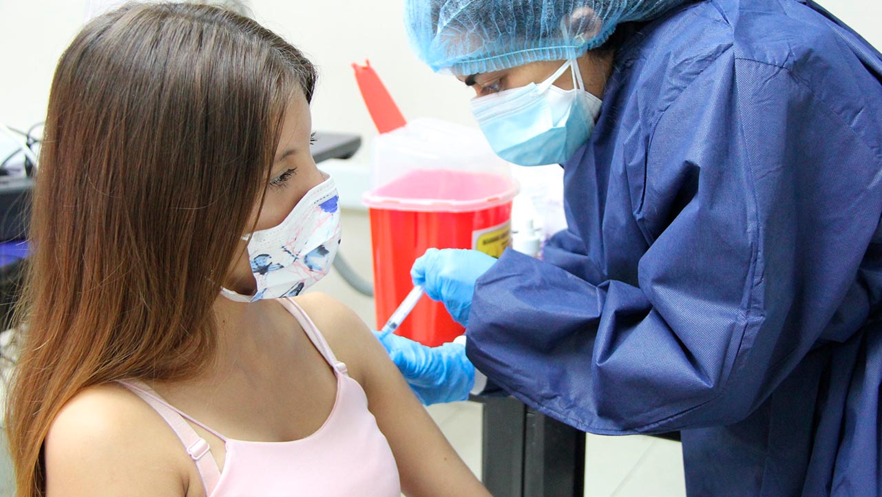 Estudiante de la sede Guayaquil recibe su primera dosis contra la Covid19