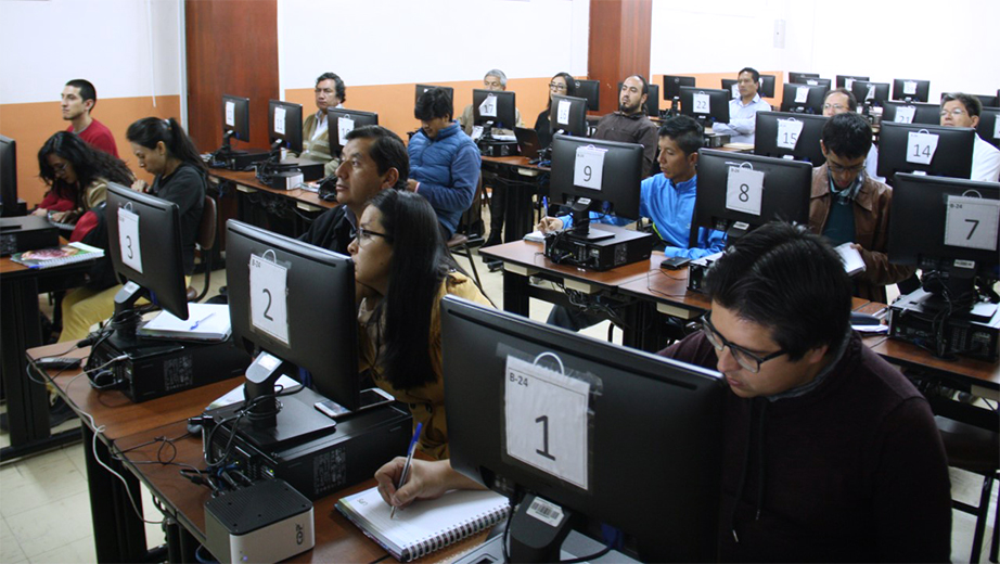 Profesores de la carrera de Ingeniería Ambiental de la sede Quito y Cuenca durante el curso de proyección y modelos climáticos