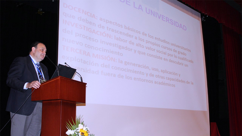 Professor José Gutiérrez with the topic 