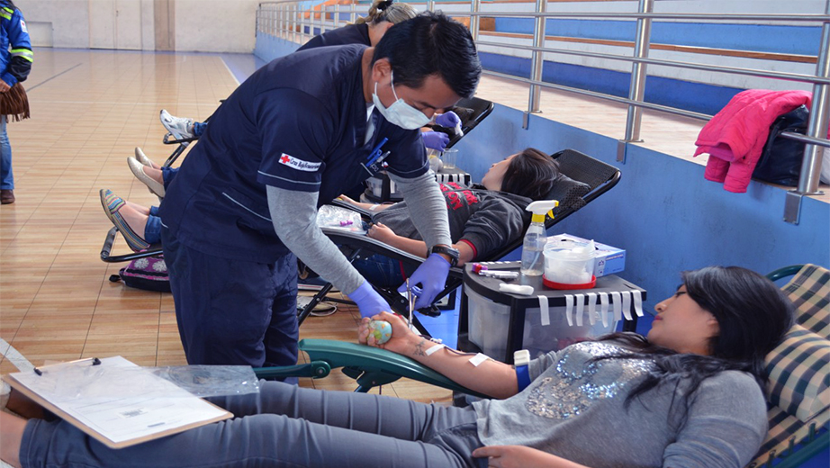 Personal de la Cruz Roja del Azuay atendiendo a los estudiantes de la UPS en el momento de la donación de sangre