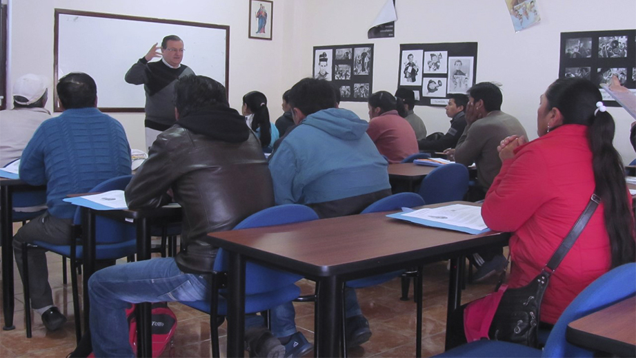 Vicerrector José Juncosa en la inauguración de los programas de capacitación en Cayambe