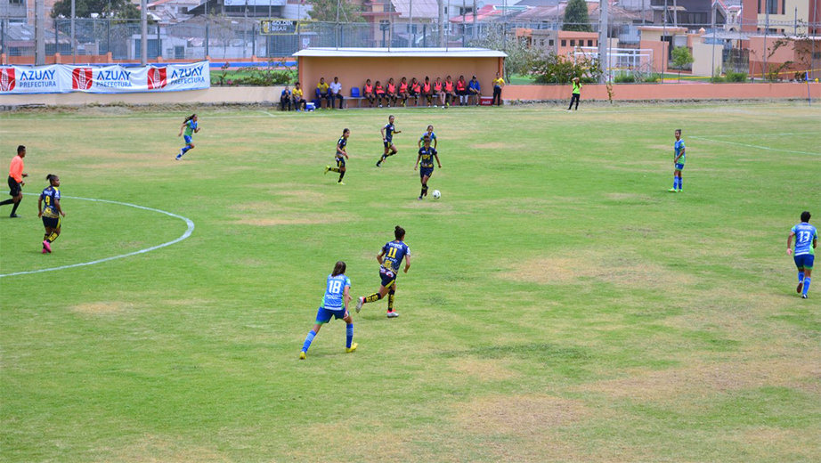 Jenny Estrada remata sobre la portería de Galápagos para anotar la tercera conquista y sellar la victoria de las Carneras 3-0