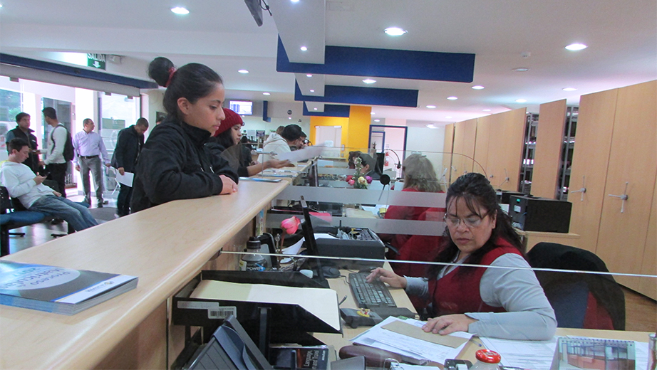 Estudiante realizando el proceso de matrículas presencial en la Secretaria del campus El Girón