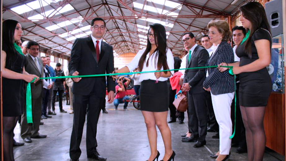 Michelle Ortiz, second year student, and Cristian García cutting the ribbon