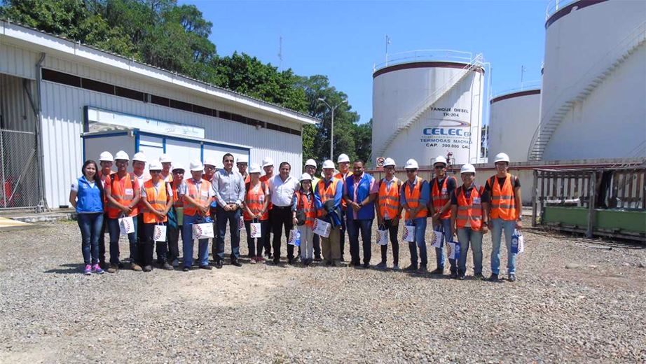 Estudiantes de la sede Guayaquil junto a representantes de CELEC EP