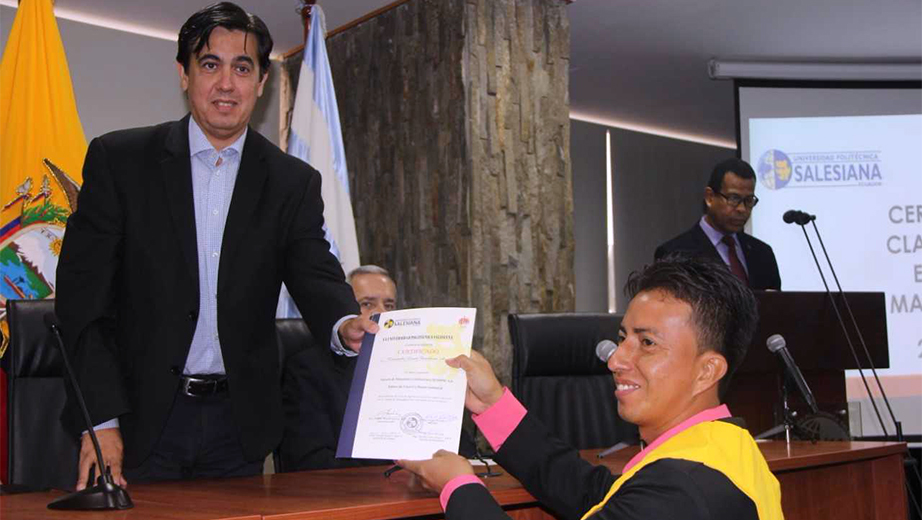 Eco. Andrés Bayolo, vicerrector de la sede, haciendo entrega del certificado de Educación Continua