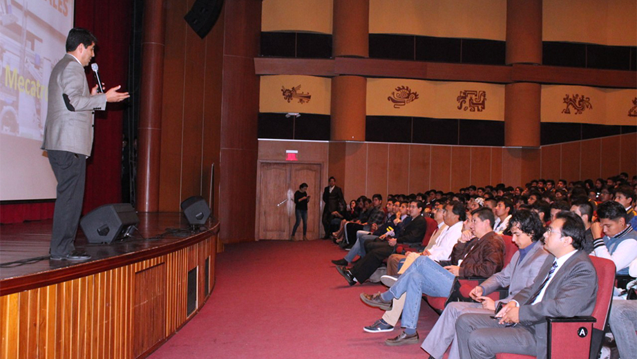 Intervención del catedrático John Calle