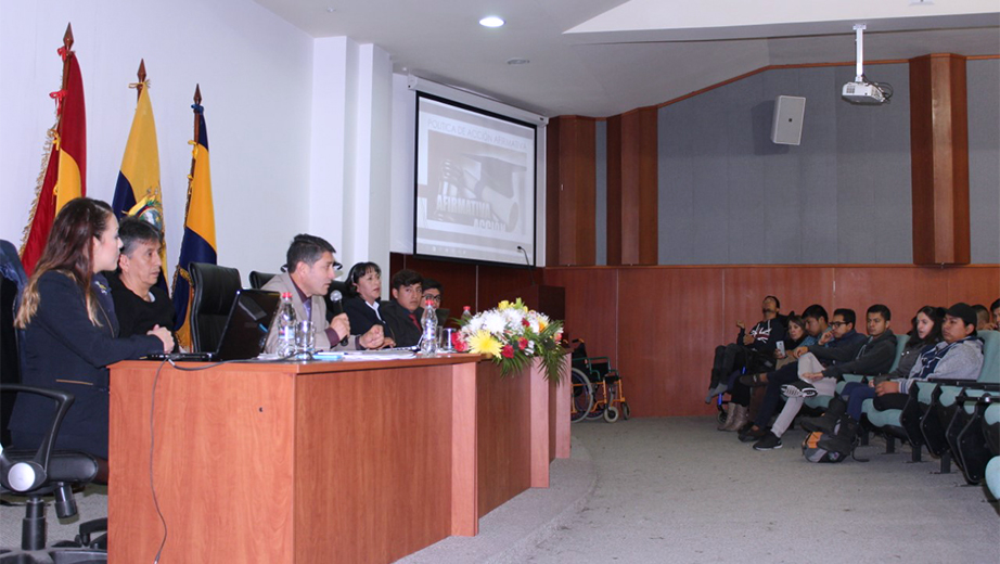 Los panelistas presentando el tema 