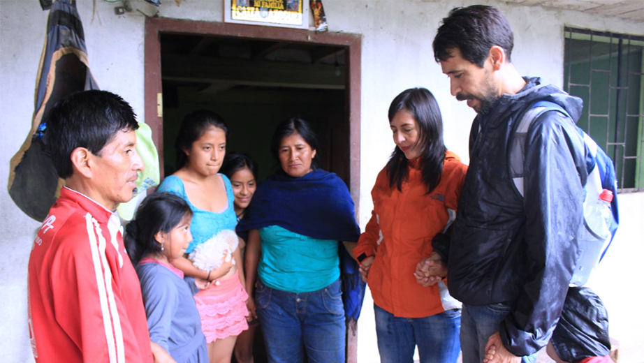 José Villagómez, during his visit to the Caiza family