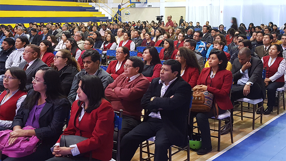 Docentes y personal administrativo en la sesión solemne, coliseo UPS, campus El Girón