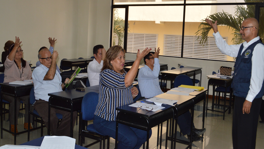 Docentes de las diversas carreras participan activamente del taller de señas.