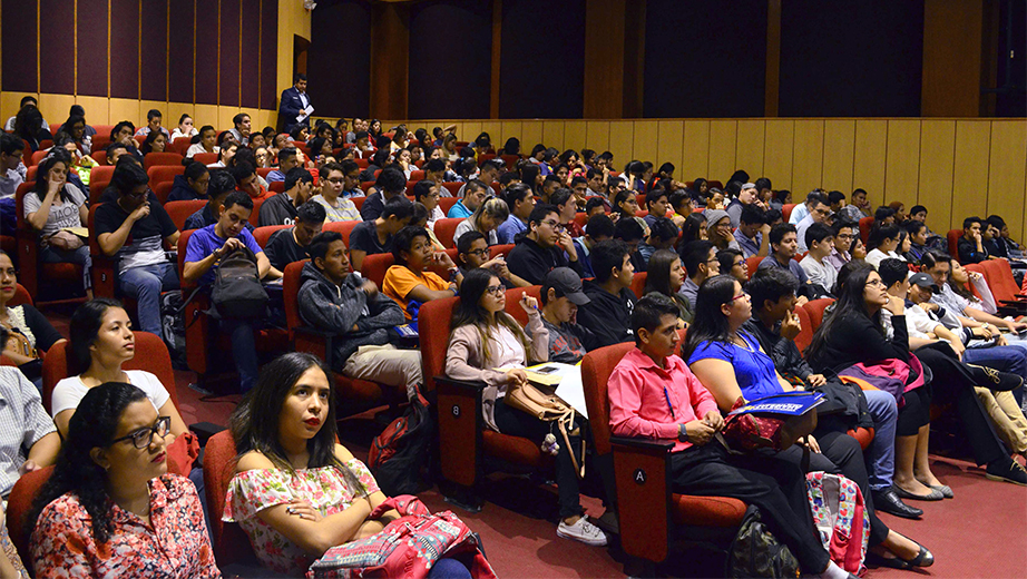 Estudiantes de todas las carreras que fueron parte del taller