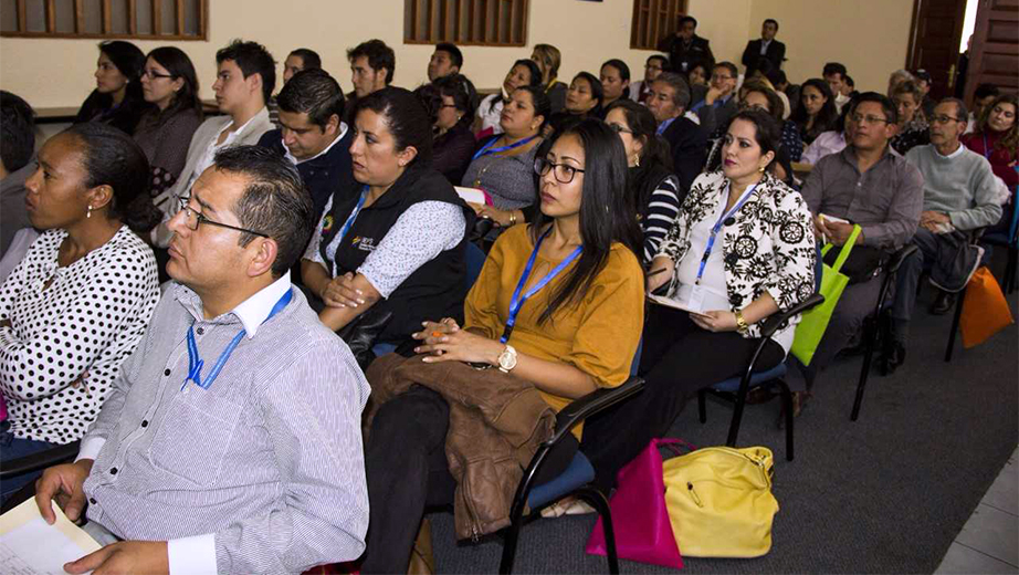 Estudiantes, docentes y público en general participan del encuentro sobre economía popular y solidaria en auditorio Monseñor Leonidas Proaño