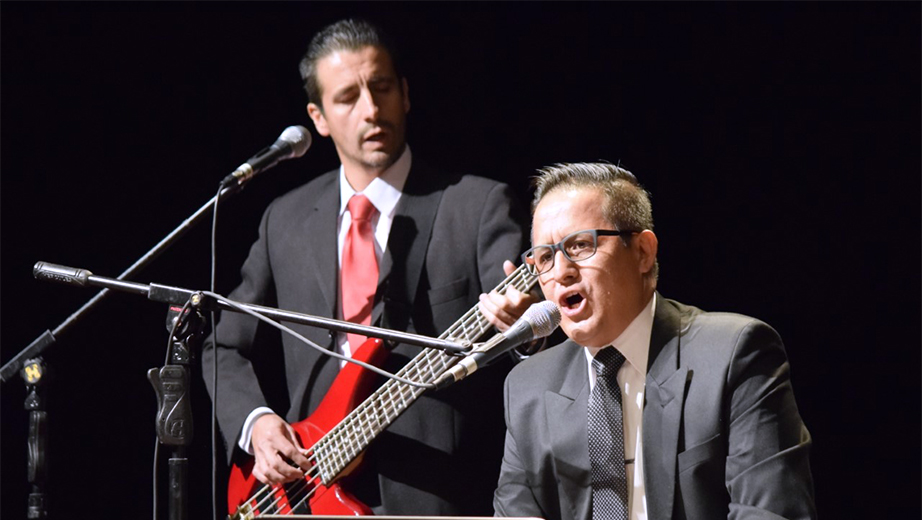 Juan Carlos Sánchez, primera voz, interpretando una de las canciones del repertorio presentado