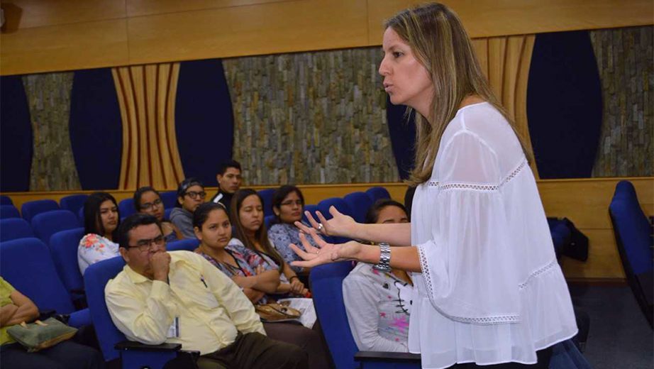 Cristina Calderón, Gerente de Desarrollo de la Fundación TASE, durante la capacitación