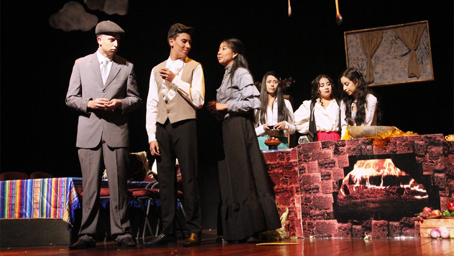 The theather group from the university's branch in Quito during the play