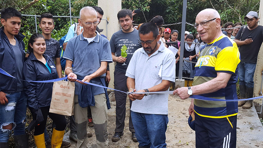 Inauguración del puente: P. Luis Granda corta la cinta junto al P. Javier Herrán y Alessandro Medici