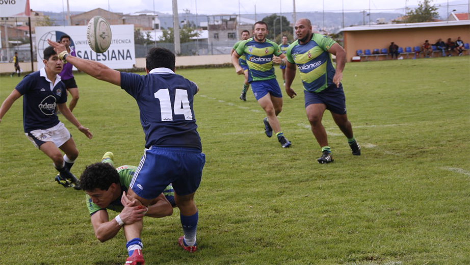 Jugadores de los Jíbaros (Verdes) en la disputa de uno de los partidos del campeonato