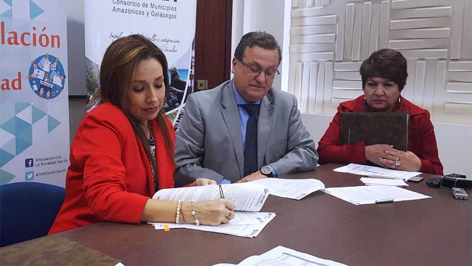 Firma del convenio entre la UPS y el SECAP