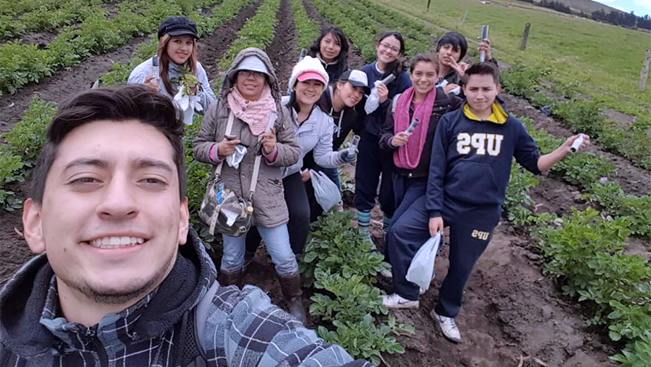 Estudiantes de 4to semestre de la cátedra Buenas Prácticas Agrícolas en la hacienda Santa Inés