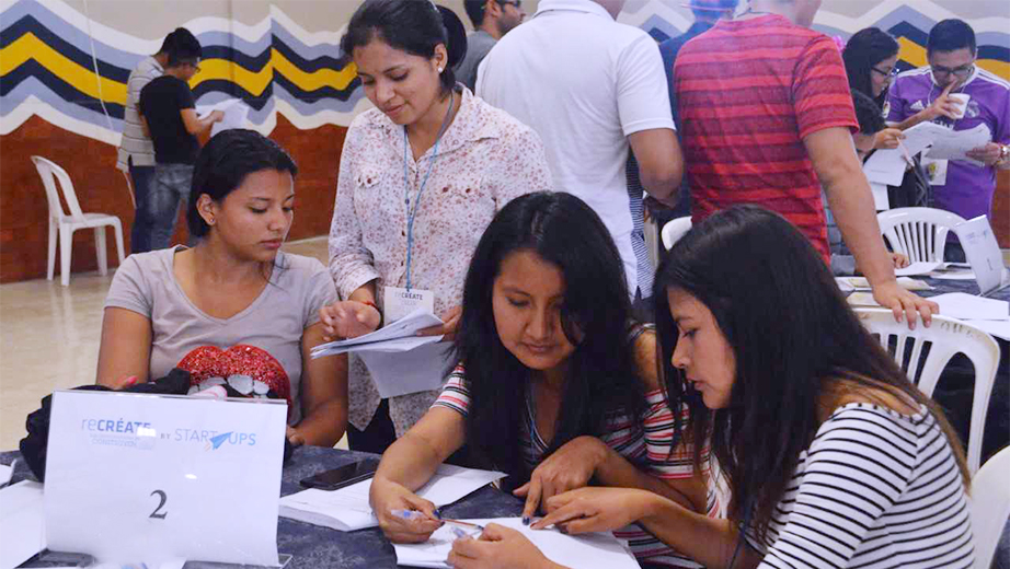 Estudiantes de la Sede Guayaquil en los talleres de emprendimiento del campamento ReCréate