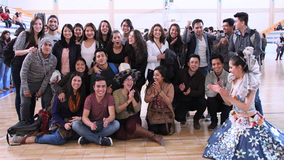 Estudiantes de quinto ciclo ganador del concurso de reciclaje