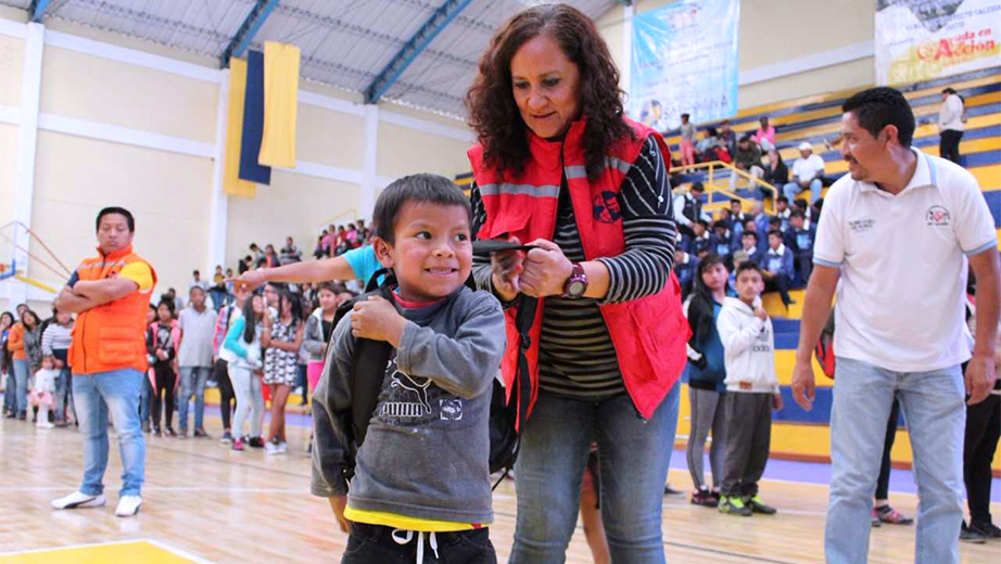 Niños reciben sus kits escolares en el coliseo del campus El Girón