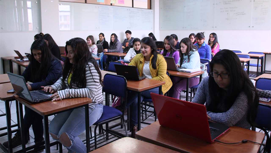 Estudiantes de Administración de empresas y Contabilidad y Auditoria aplicando la nueva metodología de 